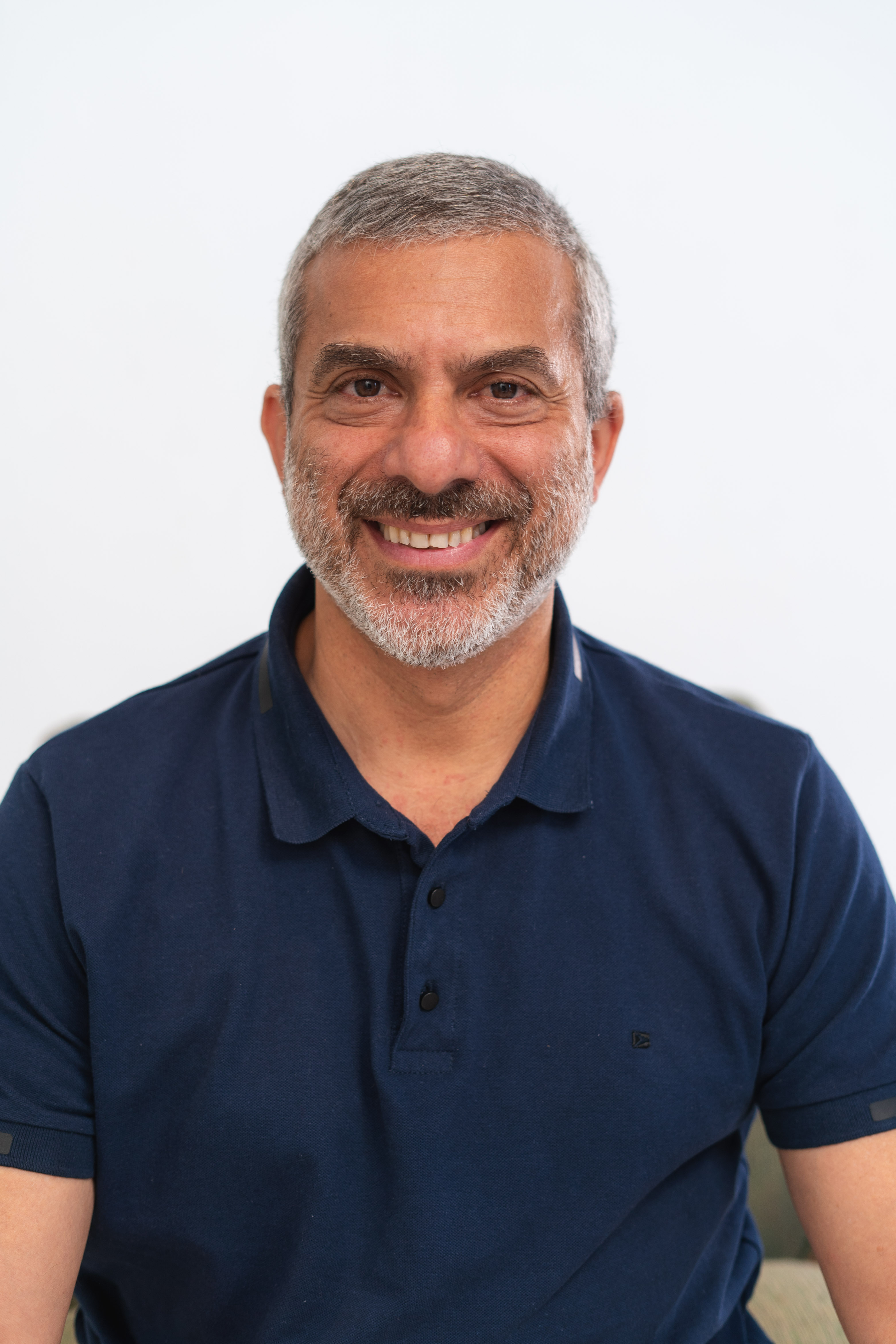 Eduardo Farah sorrindo, retrato