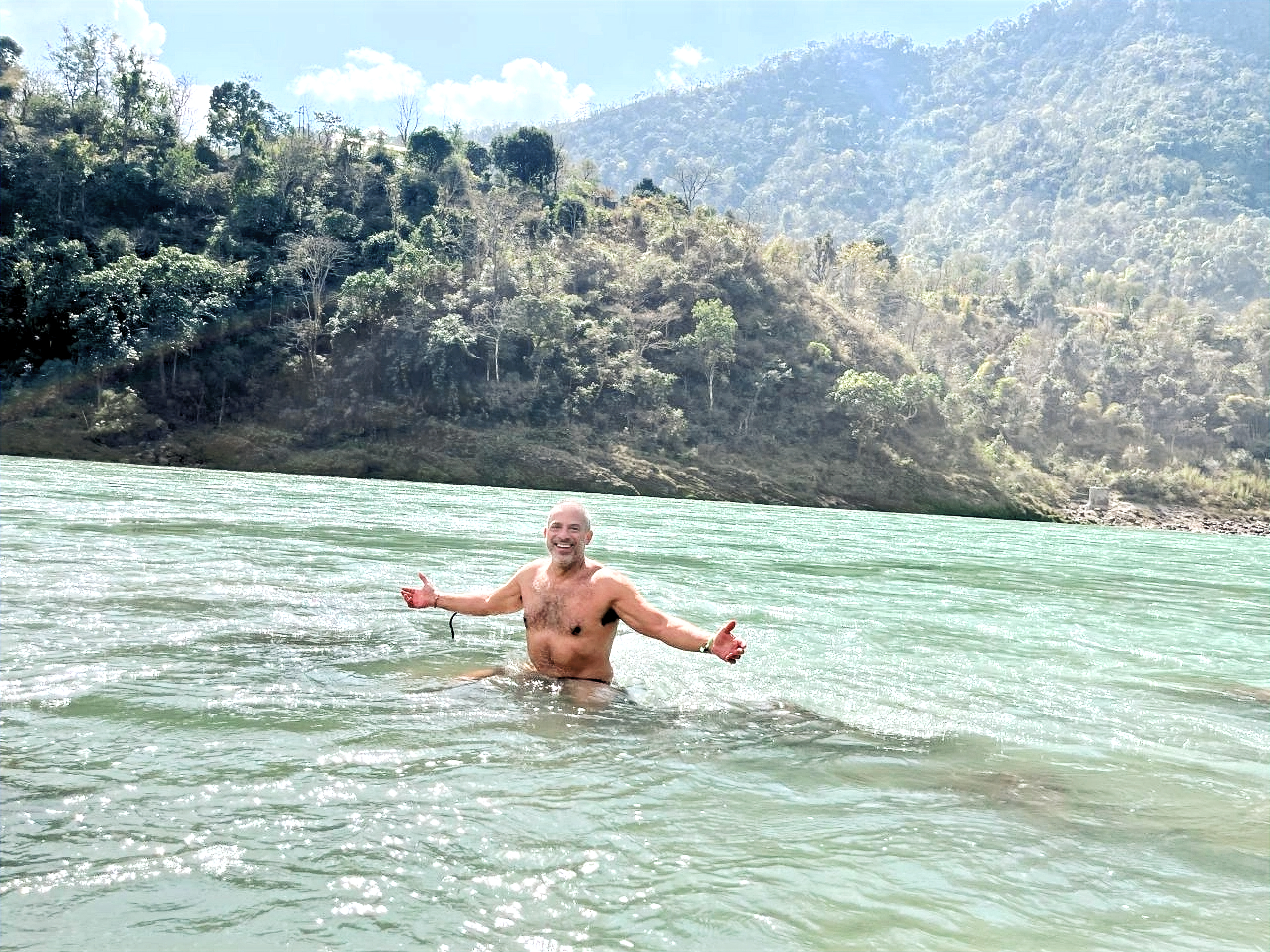 Eduardo Farah nas águas do rio Ganges, na Índia