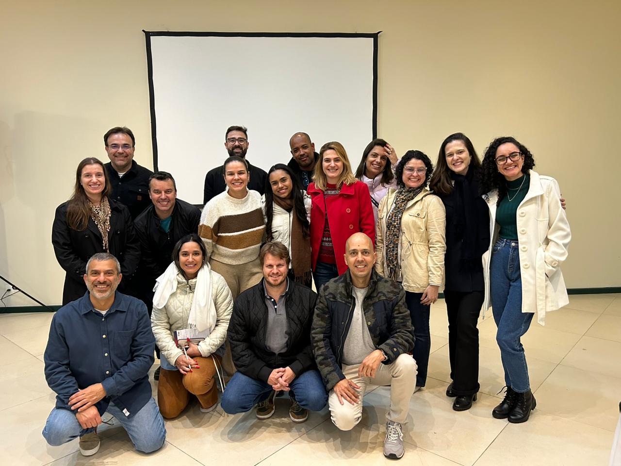 Eduardo Farah conduzindo um treinamento em uma empresa, com a equipe