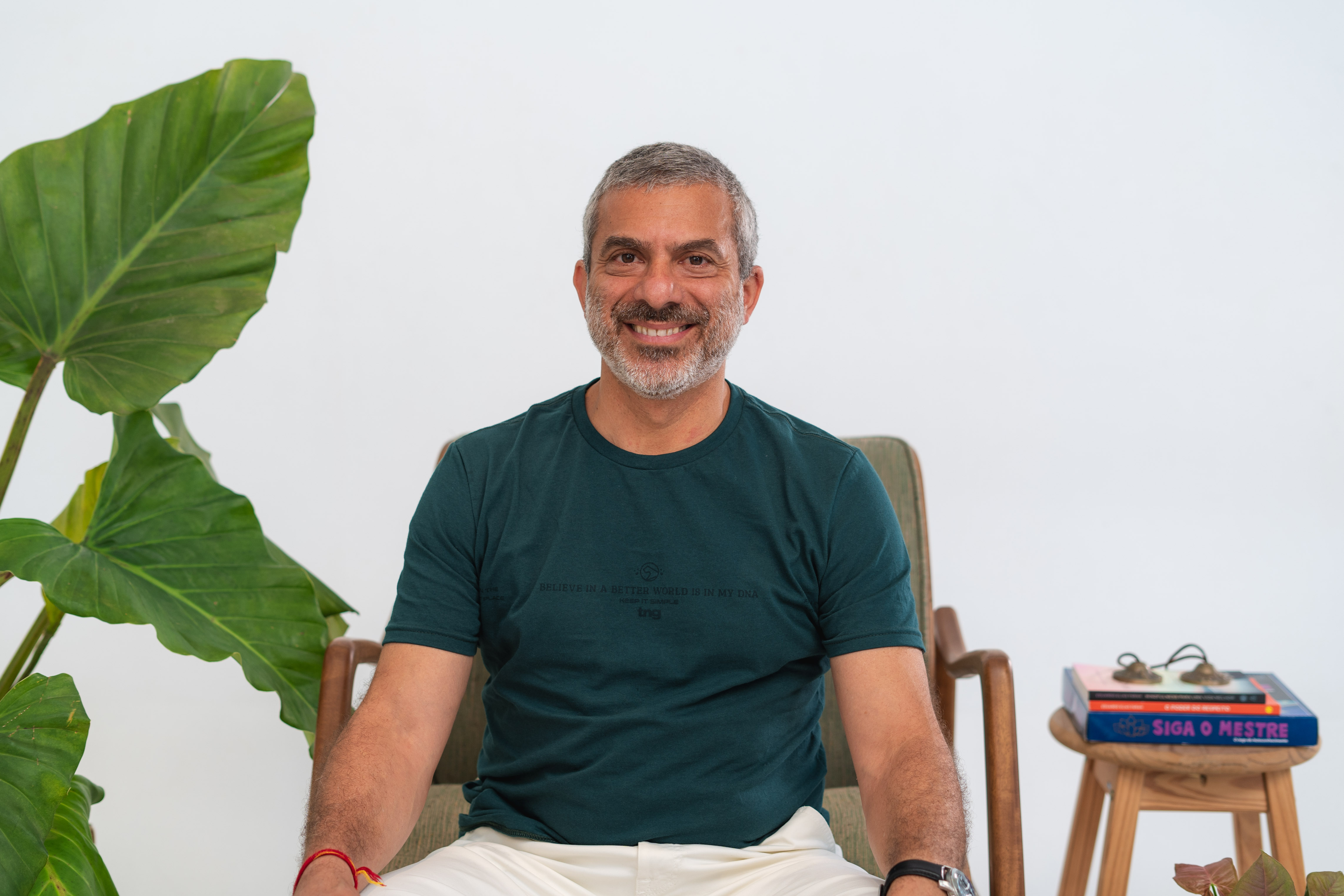 Eduardo Farah sorrindo, camisa azul